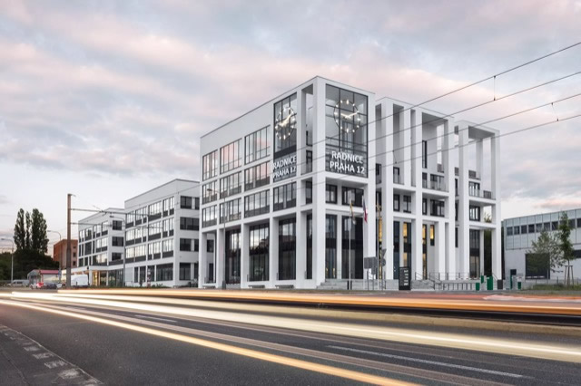 JamesHardie™ szálcement homlokzatburkolat – Prága (CZ), Hardie™ panel, Arctic White, Sima